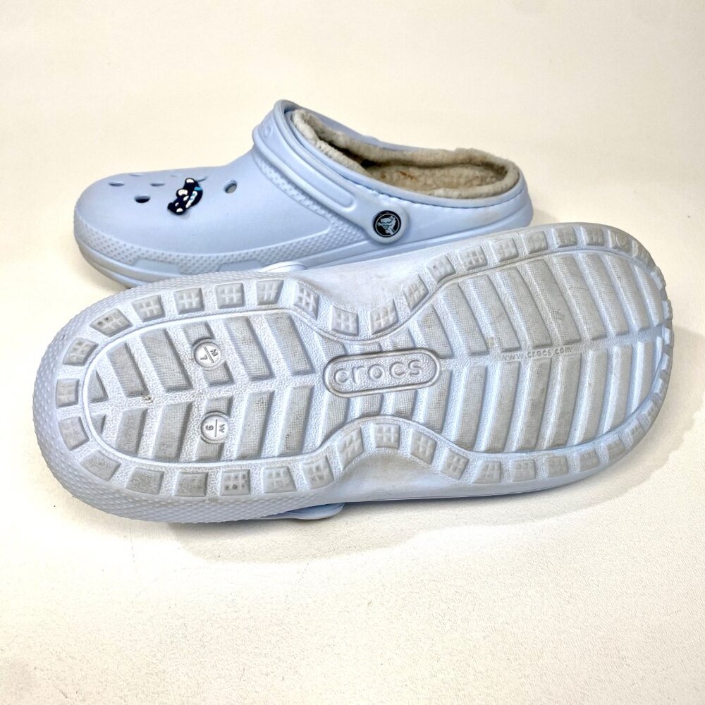 Light Blue Crocs Lined Clog | Men's Size 7 / Women's Size 9 with Car Charm - Picture 7 of 8